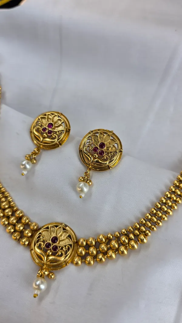 Golden_Brass_Necklace_Set_For_Women