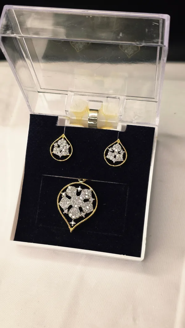 Golden_And_White_Mazak_Diamond_Pendent_Set_With_Earrings_For_Women._Without_Chain