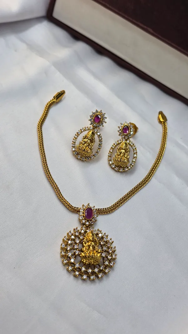 Golden_Brass_Necklace_Set_For_Women