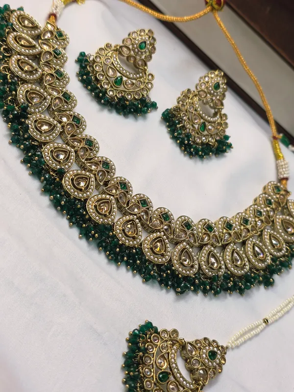 Green_Brass_Kundan_Necklace_Set_For_Women