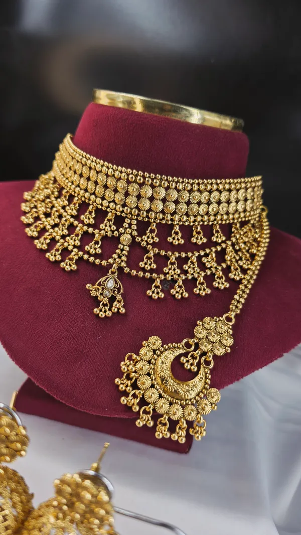Golden_Brass_Necklace_Set_For_Women