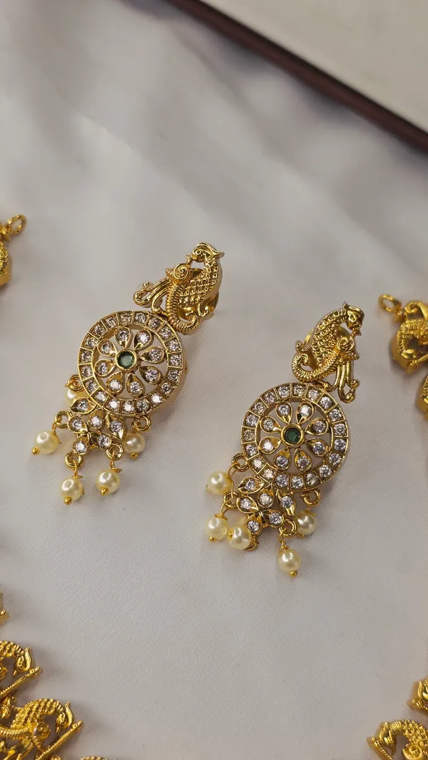 Golden_Brass_Necklace_Set_For_Women
