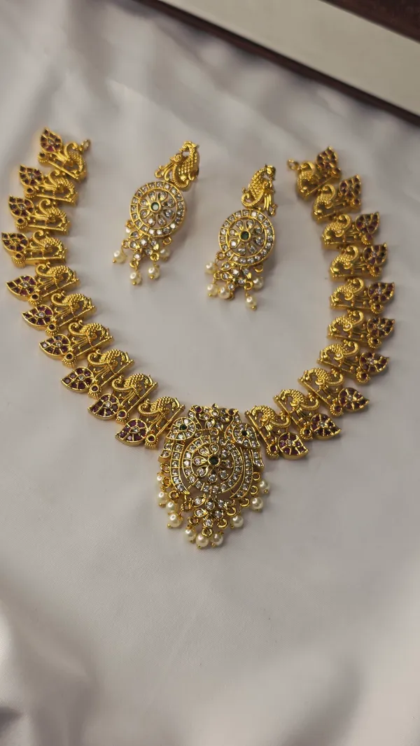 Golden_Brass_Necklace_Set_For_Women