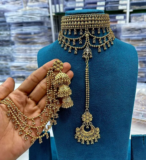 Golden_Brass_Necklace_Set_For_Women