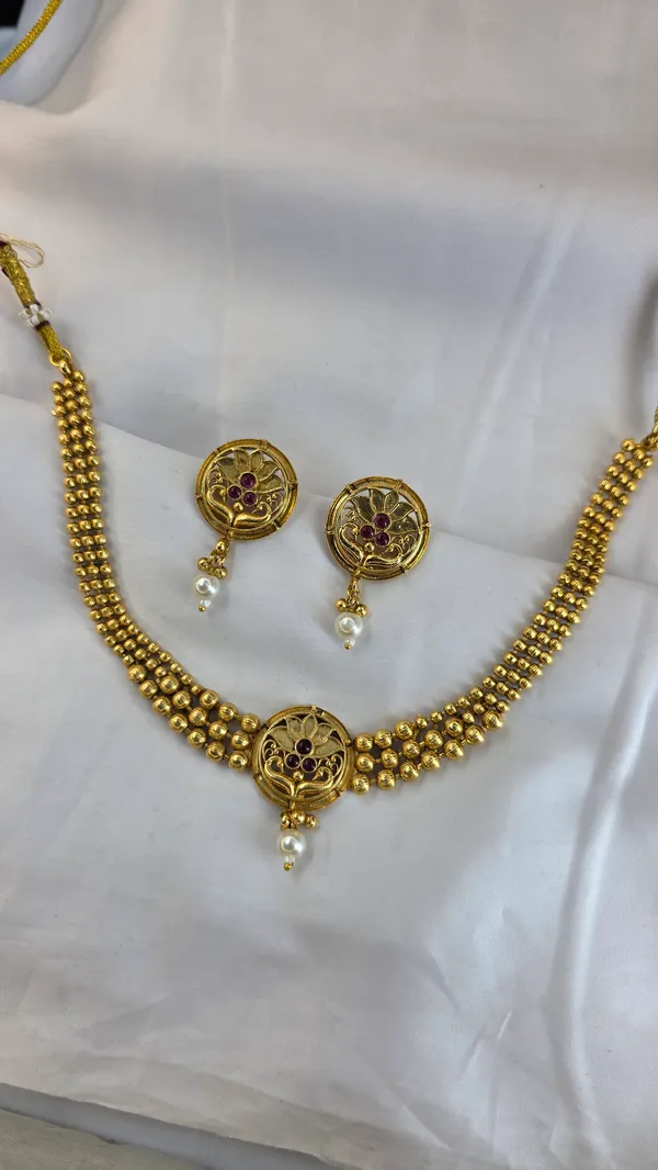 Golden_Brass_Necklace_Set_For_Women