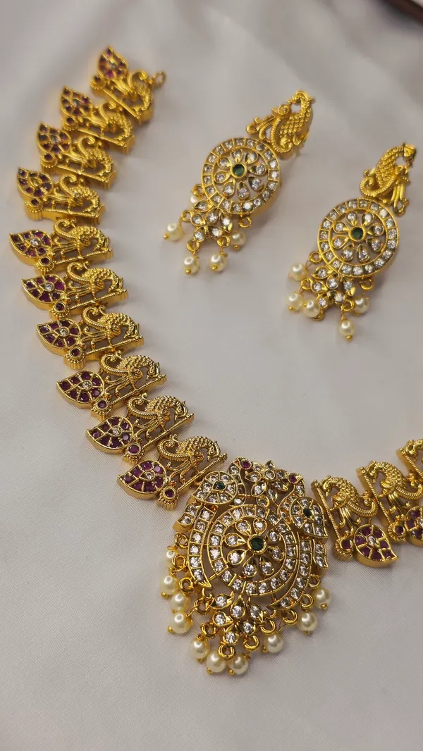 Golden_Brass_Necklace_Set_For_Women