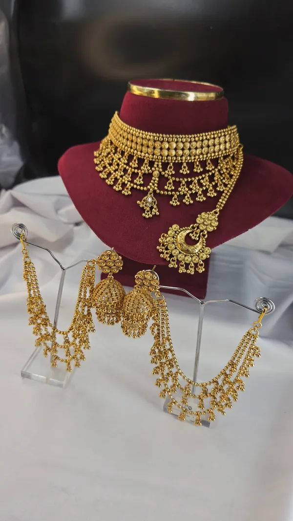 Golden_Brass_Necklace_Set_For_Women