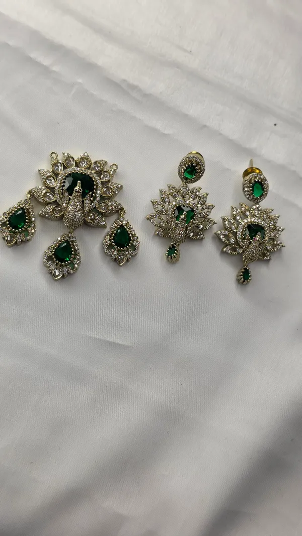 Green_And_White_Mazak_Victorian_Vati_Set_For_Women