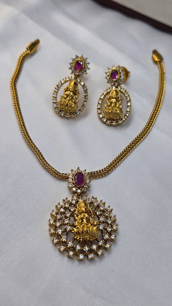 Golden_Brass_Necklace_Set_For_Women