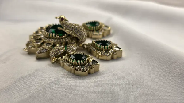 Green_And_White_Mazak_Victorian_Vati_Set_For_Women