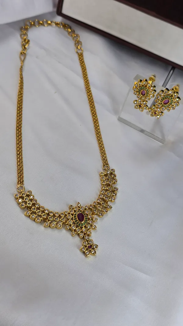 Golden_And_White_Brass_Choker_Set_For_Women