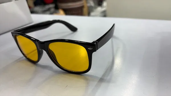 Night_Vision_Driving_Glasses_With_Yellow_Tinted_Lenses
