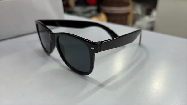 Classic_Black_Wayfarer_Sunglasses_-_Uv_Protection_Eyewear