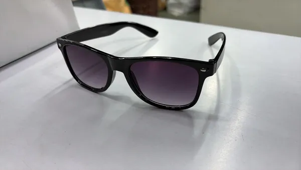 Classic_Black_Wayfarer_Sunglasses_With_Gradient_Lenses