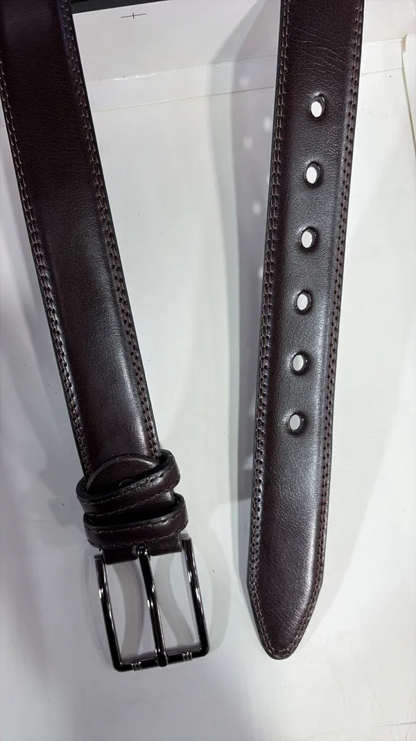 Classic_Brown_Leather_Belt_With_Metal_Buckle