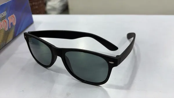 Classic_Black_Wayfarer_Sunglasses_With_Reflective_Lenses