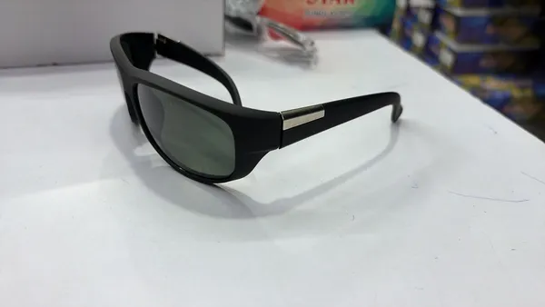 Stylish_Black_Polarized_Sunglasses_With_Metallic_Accent