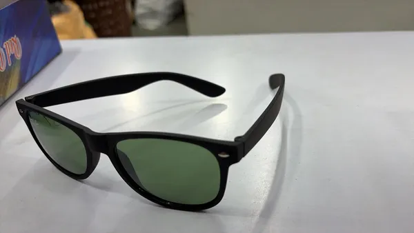 Classic_Black_Wayfarer_Sunglasses_With_Green_Tinted_Lenses