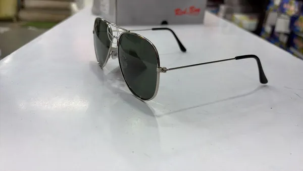 Classic_Aviator_Sunglasses_With_Metal_Frame_And_Dark_Green_Lenses