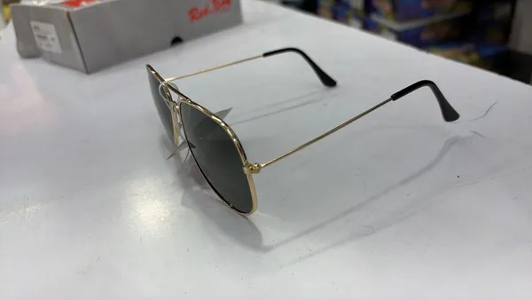 Classic_Aviator_Sunglasses_With_Gold_Frame_And_Black_Temple_Tips