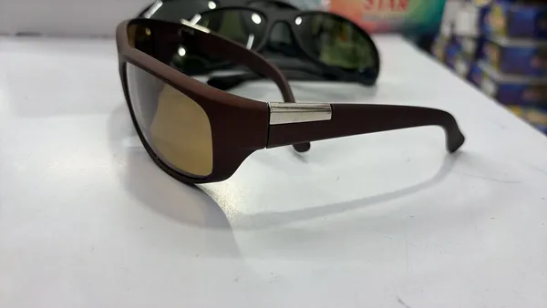 Stylish_Brown_Sunglasses_With_Reflective_Lenses