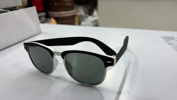 Classic_Clubmaster_Style_Sunglasses_With_Black_Frame_And_Green_Lenses
