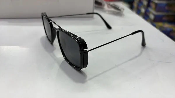 Aviator_Style_Sunglasses_With_Flip-Up_Lens_And_Metal_Frame