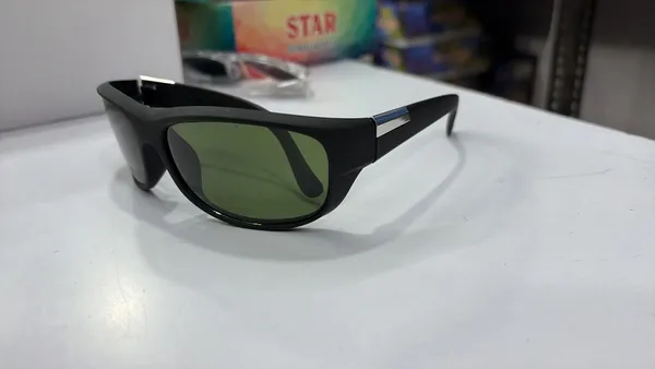 Stylish_Black_Polarized_Sunglasses_With_Metallic_Accent