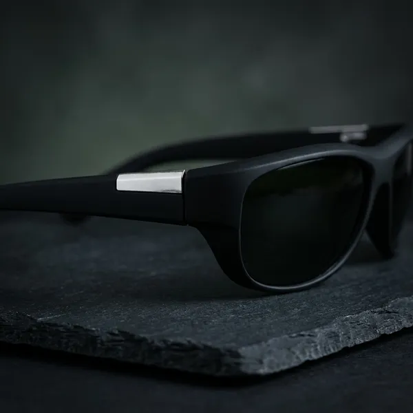Stylish_Black_Polarized_Sunglasses_With_Metallic_Accent