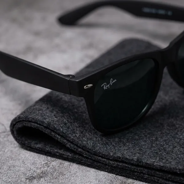 Classic_Black_Wayfarer_Sunglasses_With_Reflective_Lenses