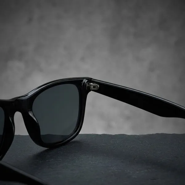 Classic_Black_Wayfarer_Sunglasses_-_Uv_Protection_Eyewear