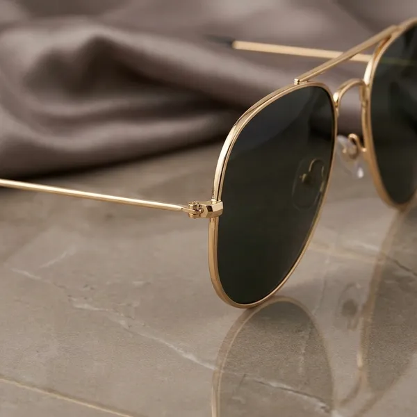 Classic_Aviator_Sunglasses_With_Gold_Frame_And_Black_Temple_Tips