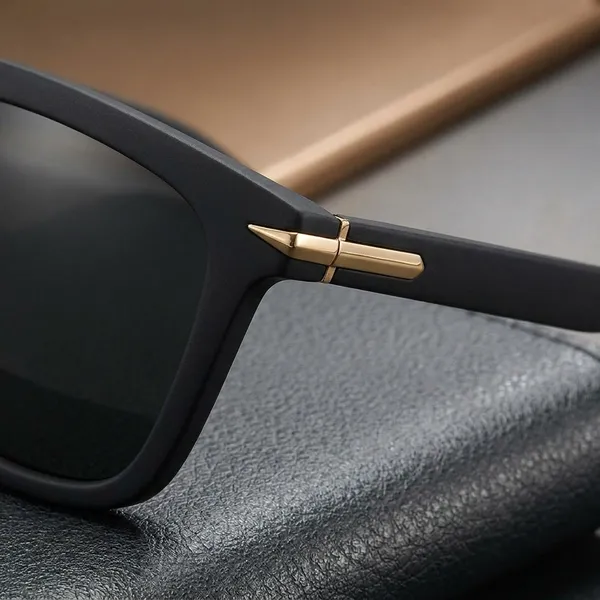 Classic_Black_Wayfarer_Sunglasses_With_Dark_Lenses
