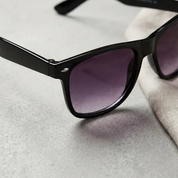 Classic_Black_Wayfarer_Sunglasses_With_Gradient_Lenses