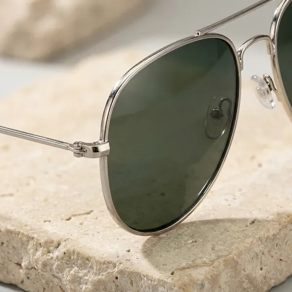 Classic_Aviator_Sunglasses_With_Metal_Frame_And_Dark_Green_Lenses