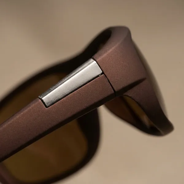 Stylish_Brown_Sunglasses_With_Reflective_Lenses