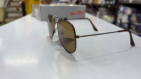 Ray-Ban_Aviator_Sunglasses_-_Classic_Metal_Frame_With_Gradient_Lens