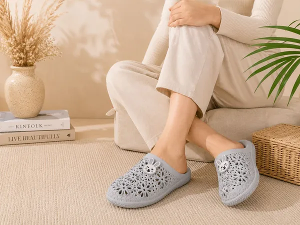 Trump_Women_Slippers_Grey