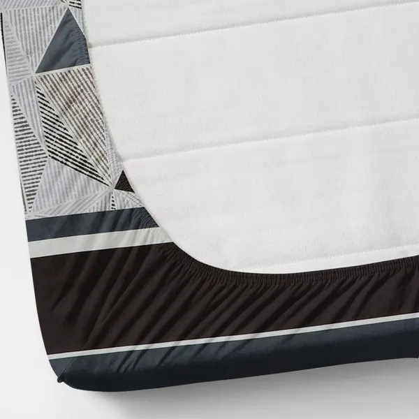 White_Black_Triangle_Bedsheet