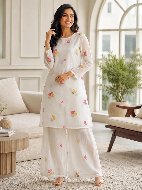 BABY_SHRI_Women's_White_Floral_Embroidered_Pure_Cotton_Kurta_with_Palazzo_Set