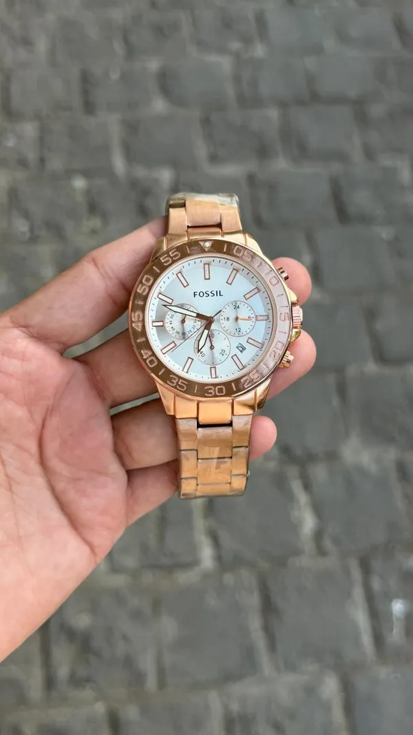 Fossil_Rose_Gold_Chronograph_Watch_With_White_Dial_And_Metal_Strap