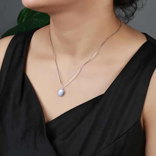 Silver_Tone_Textured_Pendant_Necklace_For_Women