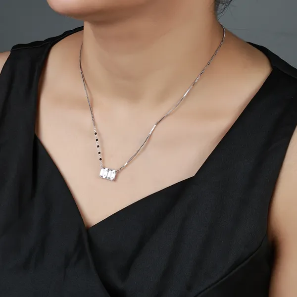 Silver_Metal_Pendant_Necklace_For_Women