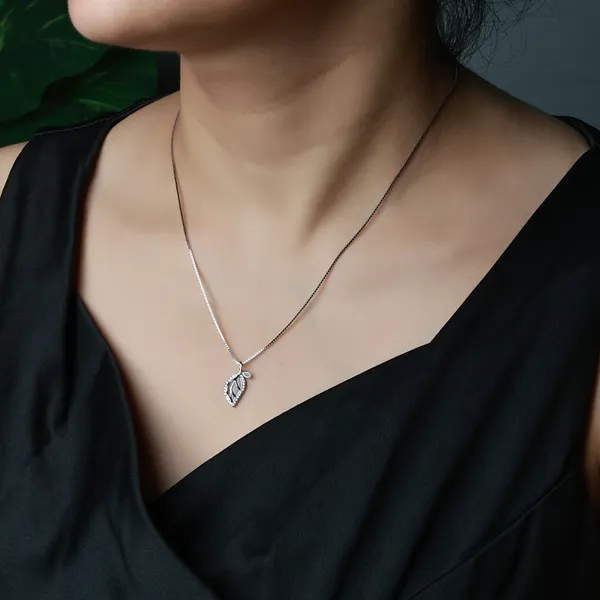 Silver_Tone_Leaf_Pendant_Necklace_For_Women