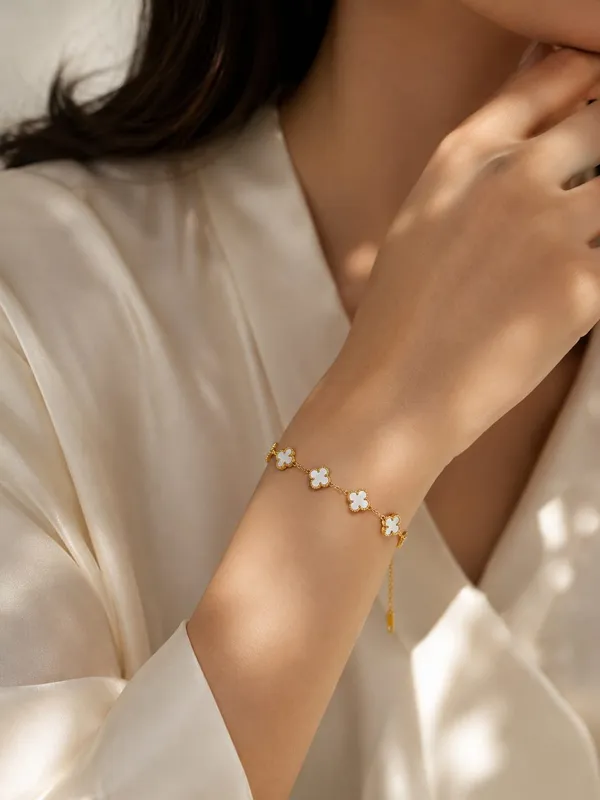 White_Clover_Charm_Bracelet_With_Adjustable_Chain