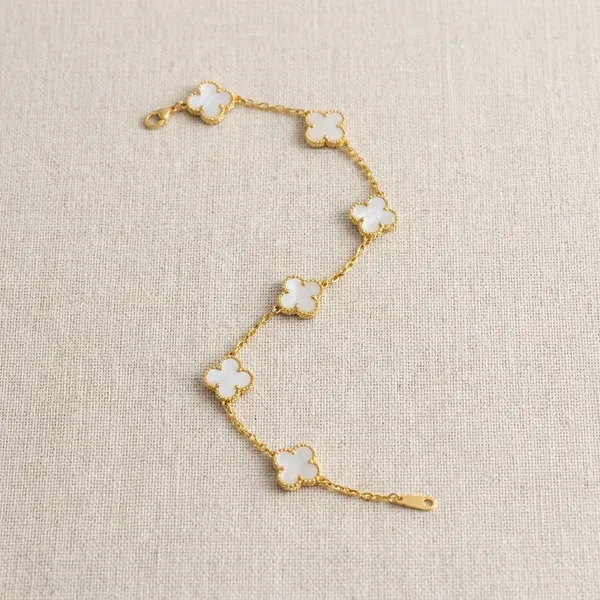 White_Clover_Charm_Bracelet_With_Adjustable_Chain