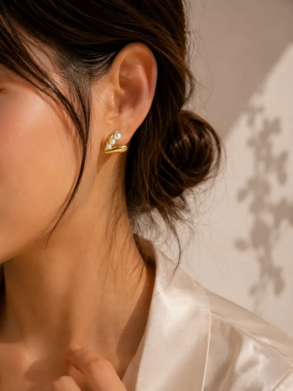 V_Pearl_earrings