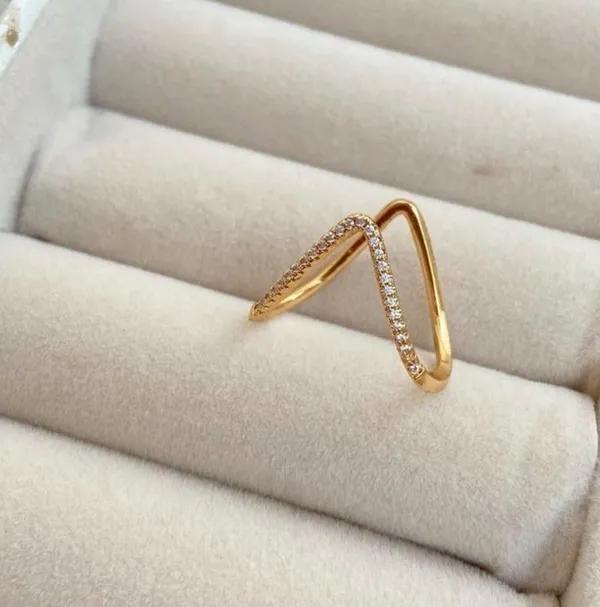 V_ring_Golden_with_stones