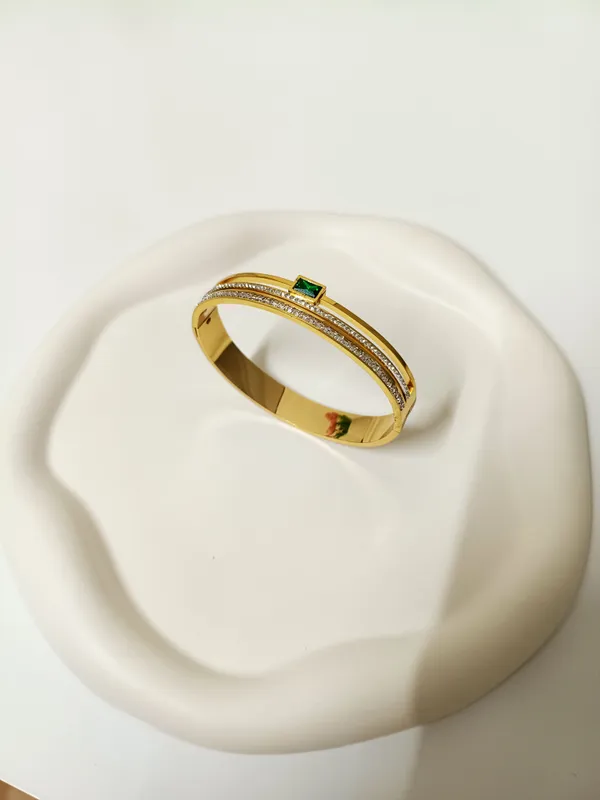 Elegant_Bangle_With_Green_Stone