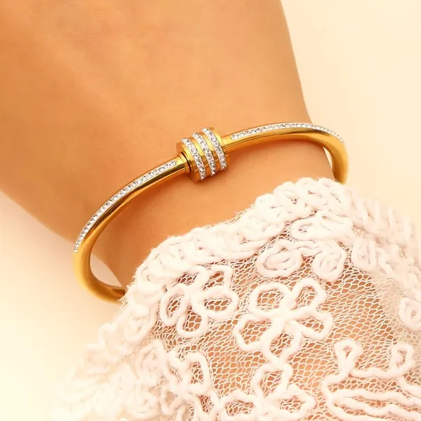 Screw_Bracelet_with_stone